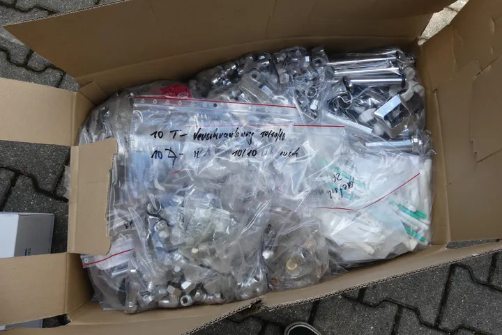 Karton mit Sanitärzubehör